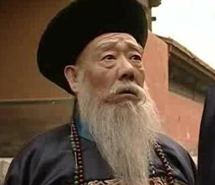 慈禧身穿龙袍为什么李鸿章会说太大了呢 这三个字到底有什么意思