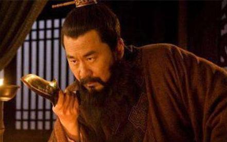 面对众人要救曹操 为什么曹操不感激反而要将其杀害呢