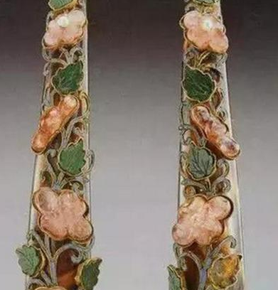 清朝妃子为什么要戴着长长的指甲套 这个东西不会影响生活吗</span>
                      