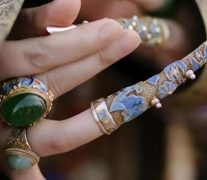 清朝妃子为什么要戴着长长的指甲套 这个东西不会影响生活吗</span>
                      