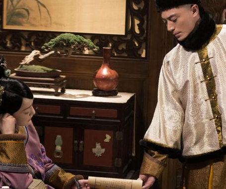 清朝妃子为什么要戴着长长的指甲套 这个东西不会影响生活吗</span>
                      