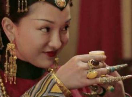 清朝妃子为什么要戴着长长的指甲套 这个东西不会影响生活吗</span>
                      