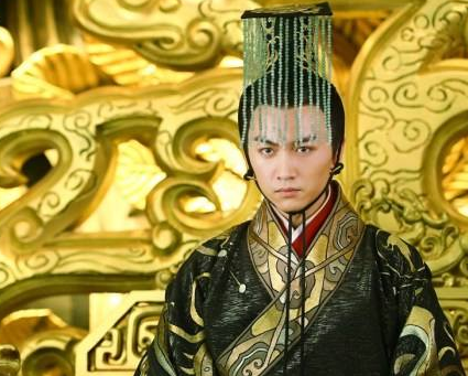 古代皇帝为什么要佩戴冠冕 珠串遮眼有什么意义</span>
                      