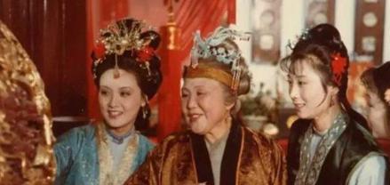 为什么贾代善的爵位还是超品德国公，到贾赦就成了一等将军了