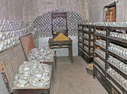 穷亲戚去投靠和珅 和珅为什么让他们晒银子</span>