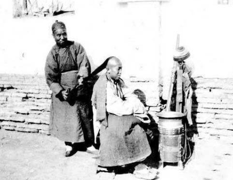 清朝实行剃发令，秃头跟光头的人是怎么解决的