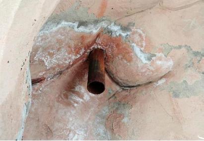 青海德令哈外星人遗址 洞中的铁管是怎么进入岩石的