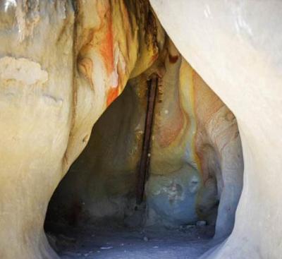 青海德令哈外星人遗址 洞中的铁管是怎么进入岩石的