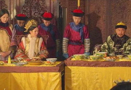 古代皇帝吃饭讲究排场 皇帝吃剩下的饭菜怎么处理</span>
                      