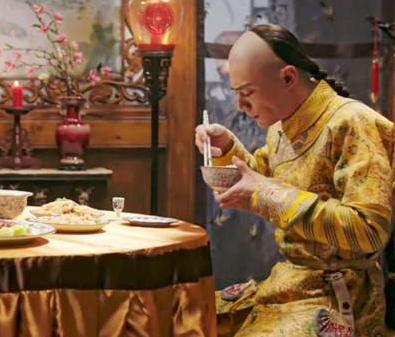 古代皇帝吃饭讲究排场 皇帝吃剩下的饭菜怎么处理</span>
                      