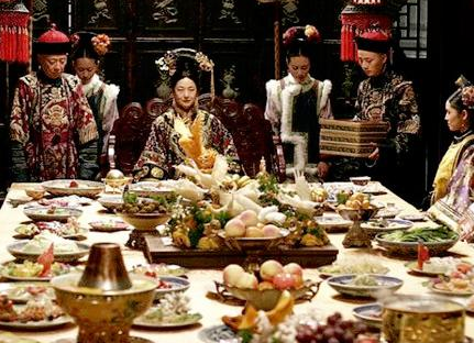 古代皇帝吃饭讲究排场 皇帝吃剩下的饭菜怎么处理</span>
                      