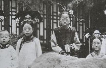 按道理来说皇帝的妃子都是国色天香的 为什么清朝的妃子们都这么丑呢