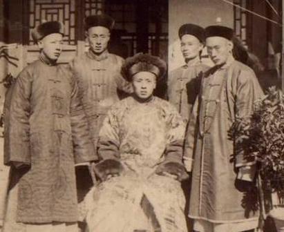 光绪身份一个皇帝 为什么要叫慈禧为亲爸爸呢