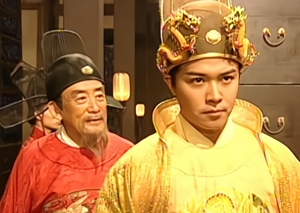 古代皇帝身上穿的龙袍不能水洗 皇帝穿臭了怎么办</span>
                      