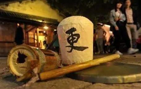 古人为什么要打更 打更除了报时还有什么作用</span>
                      