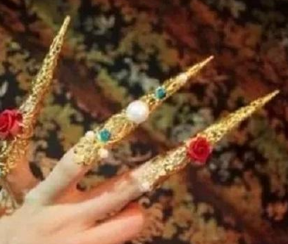 清朝妃子指甲为什么那么长 古人不会影响正常生活吗</span>