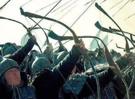 古代打仗士兵爬云梯攻城 守城士兵为什么不推到梯子</span>
                      