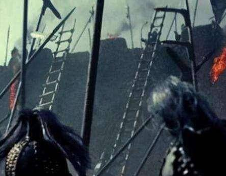 古代打仗士兵爬云梯攻城 守城士兵为什么不推到梯子</span>
                      