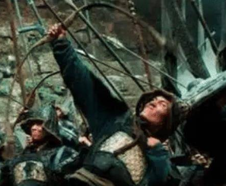 古代打仗士兵爬云梯攻城 守城士兵为什么不推到梯子</span>
                      