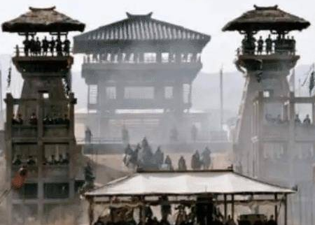 古代打仗士兵爬云梯攻城 守城士兵为什么不推到梯子</span>
                      