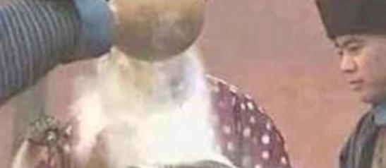 康熙最信赖的人被活埋之前,为什么还要在她头上倒石灰?