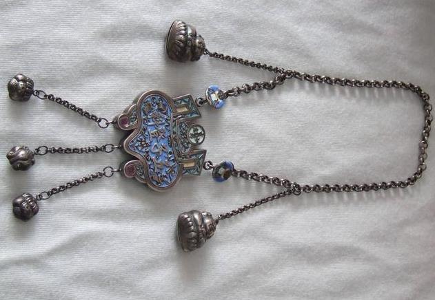 古代给满月孩子穿衣服的,为什么必须是姥姥