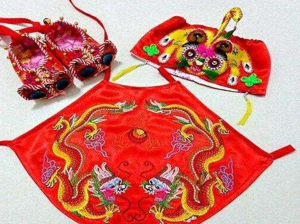 古代给满月孩子穿衣服的,为什么必须是姥姥