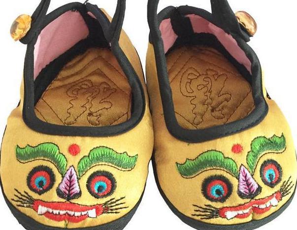 古代给满月孩子穿衣服的,为什么必须是姥姥