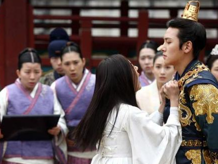 古代皇帝在面临权臣势力的时候 皇帝为什么还要委曲求全</span>
                      