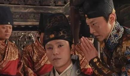 古代太监和侍卫都在皇宫里边 侍卫为什么不需要净身</span>
                      