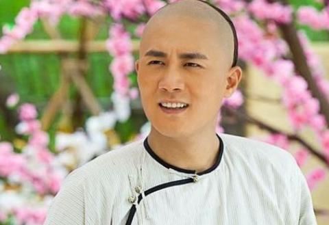 成妃生下一残疾皇子,苦熬四十年封妃