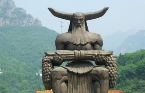 三位头上长角的人，头上长角代表了什么