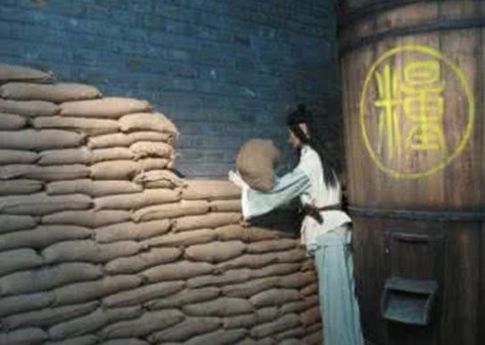 他开放自己的粮仓救助灾民,后来谋权篡位百姓竟帮他