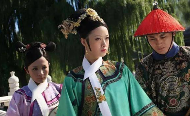 清朝后宫妃子走路为何要宫女搀扶