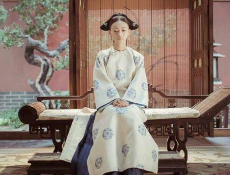 清朝后宫妃子走路为何要宫女搀扶