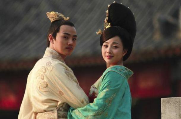 李世民派太医给秦琼看病，太医一走秦琼就把药倒掉