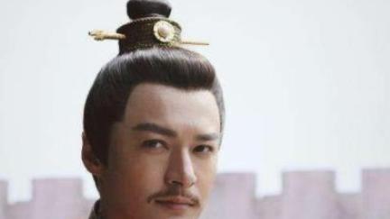 李世民派太医给秦琼看病，太医一走秦琼就把药倒掉