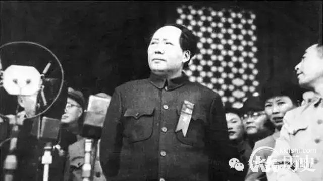 开国大典上站在毛泽东周恩来身后的神秘女人是谁?