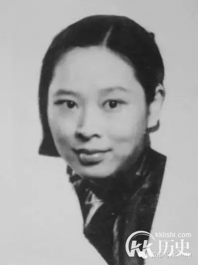 开国大典上站在毛泽东周恩来身后的神秘女人是谁?