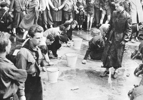 二战时奥地利对犹太人的羞辱，让他们跪在地上清洗街道