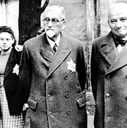 二战时奥地利对犹太人的羞辱，让他们跪在地上清洗街道