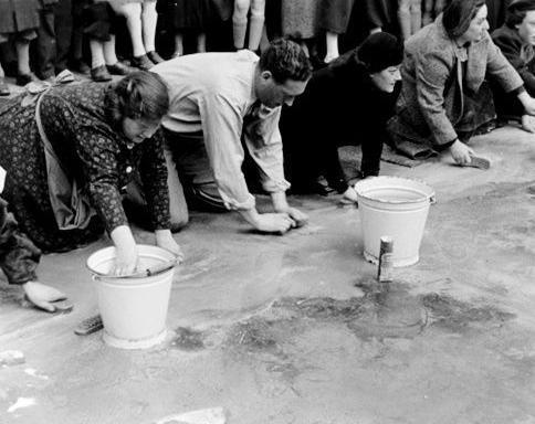 二战时奥地利对犹太人的羞辱，让他们跪在地上清洗街道