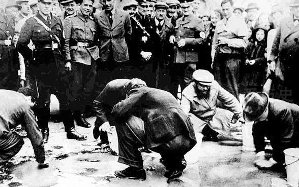 二战时奥地利对犹太人的羞辱，让他们跪在地上清洗街道