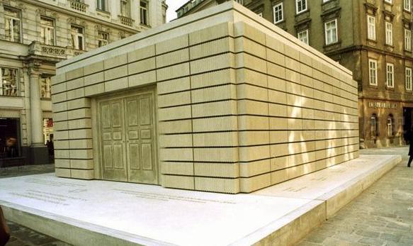 二战时奥地利对犹太人的羞辱，让他们跪在地上清洗街道