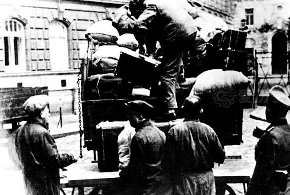 二战时奥地利对犹太人的羞辱，让他们跪在地上清洗街道