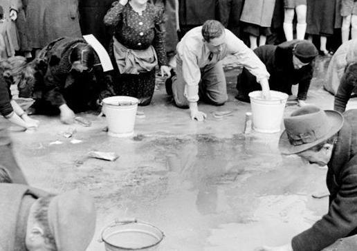 二战时奥地利对犹太人的羞辱，让他们跪在地上清洗街道