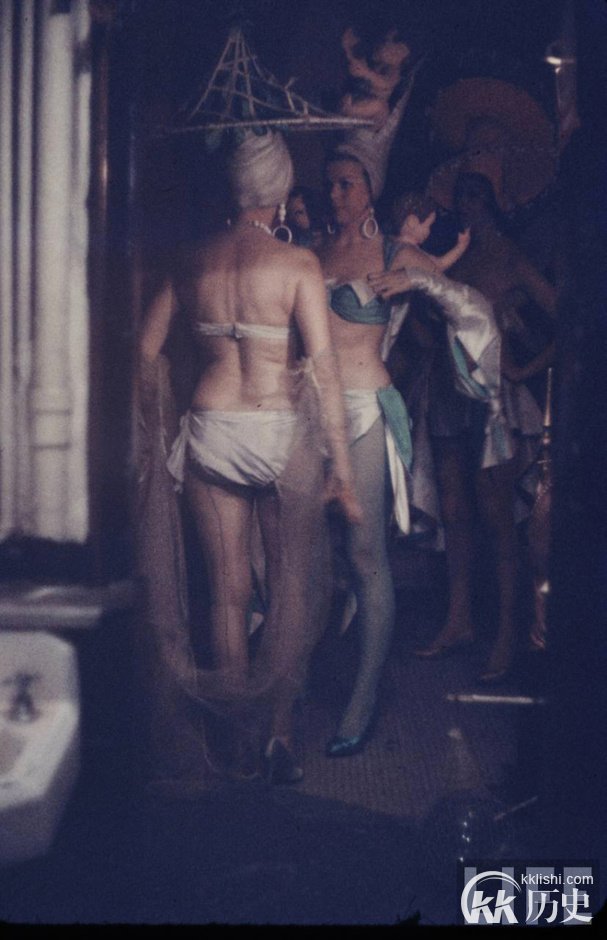 光鲜背后：20世纪纽约艳舞女郎的辛酸与无奈