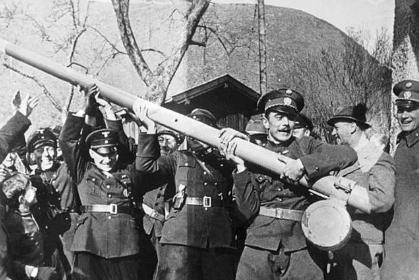 德国吞并奥地利后进驻的士兵 受到的民众的夹道欢迎