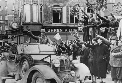 德国吞并奥地利后进驻的士兵 受到的民众的夹道欢迎