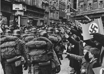 德国吞并奥地利后进驻的士兵 受到的民众的夹道欢迎